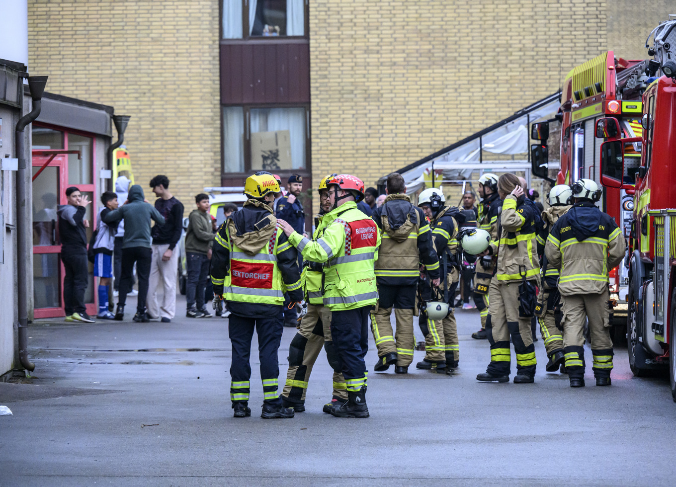 Räddningstjänst, ambulanspersonal och polis på plats vid en brand i en lägenhet i Lund på tisdagen. Foto: Johan Nilsson/TT