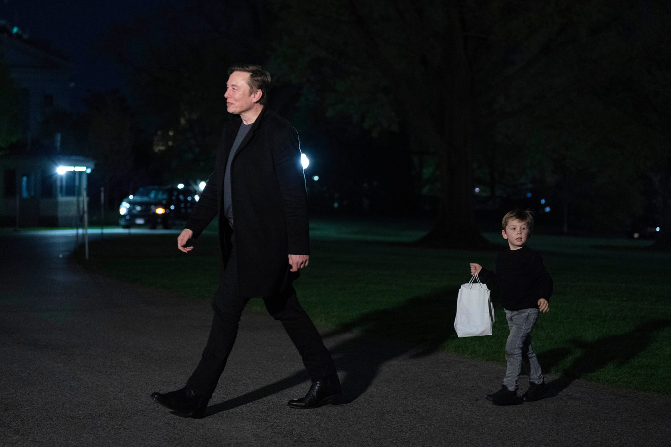Elon Musk med sin son utanför Vita huset den 13 april. Foto: Jose Luis Magana/AP/TT