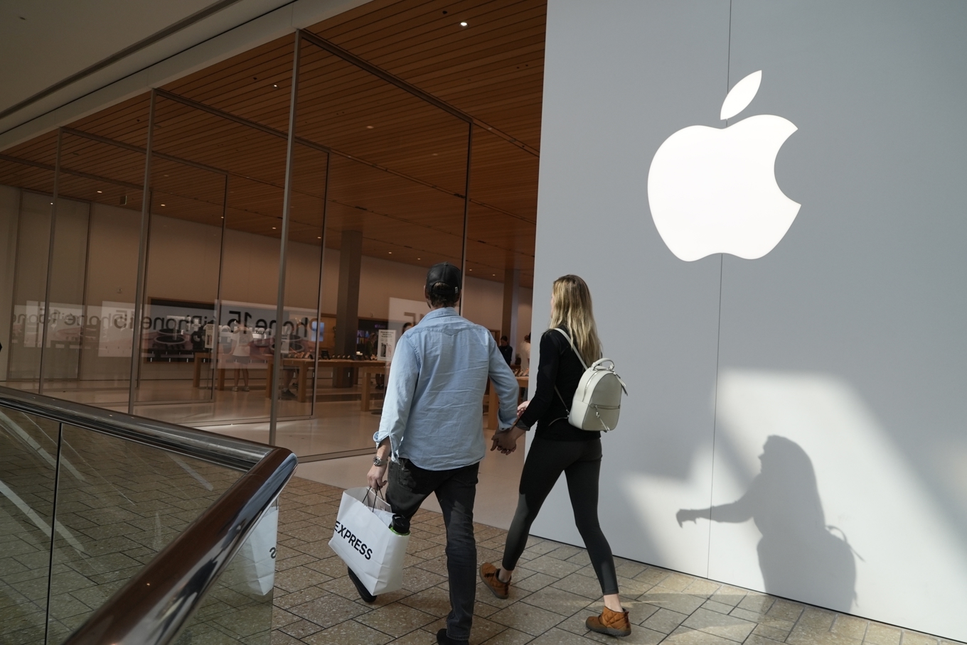 Apple straffas med motsvarande 5,5 miljarder kronor för sina restriktioner på App Store. Arkivbild. Foto: Brittany Peterson/AP/TT
