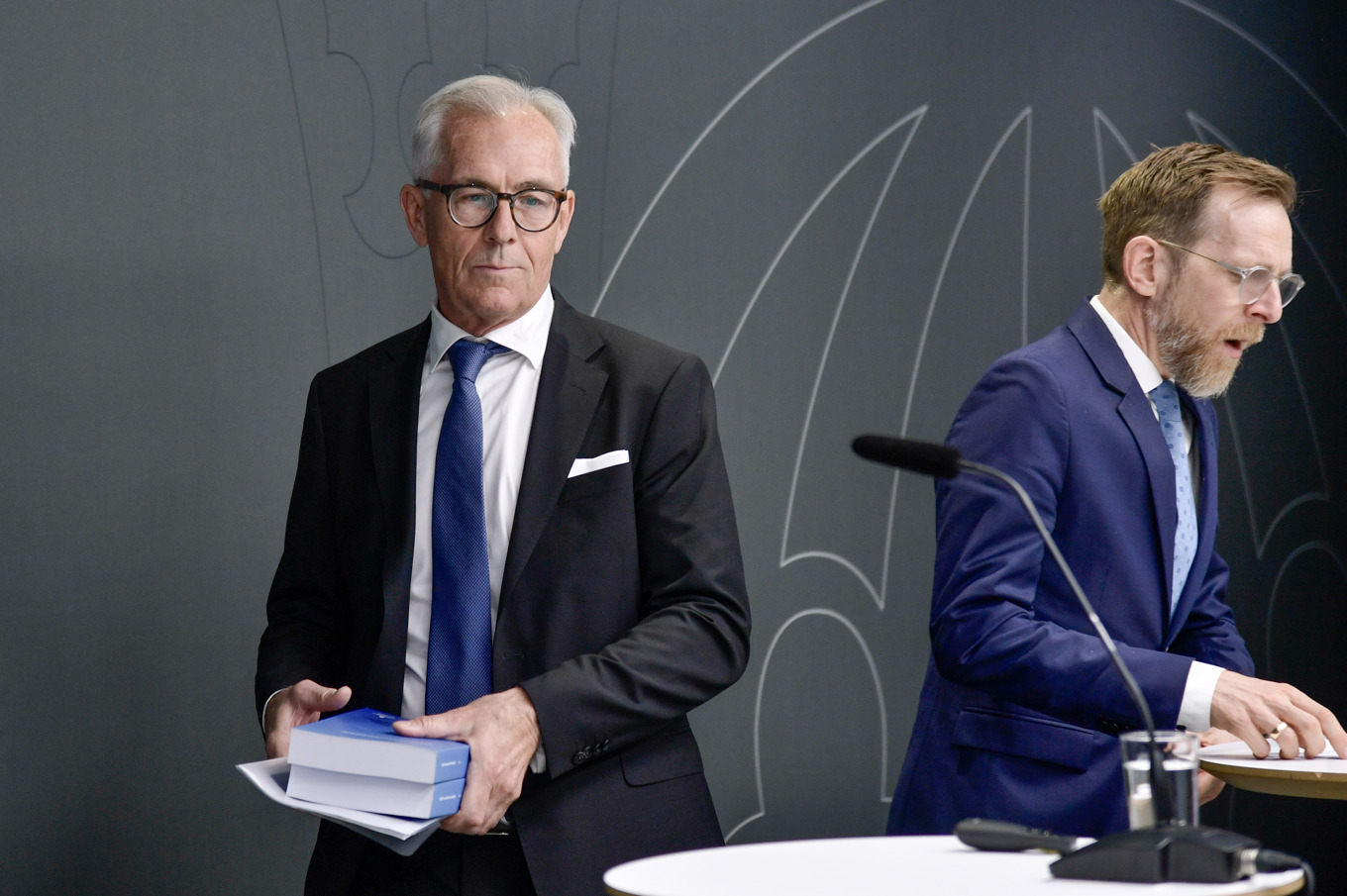 Jan Albert, särskild utredare, och Jakob Forssmed (KD), socialminister, under en pressträff där delbetänkandet från Utredningen om stärkt framtida smittskydd lämnas över till ministern. Foto: Axel Narving/TT
