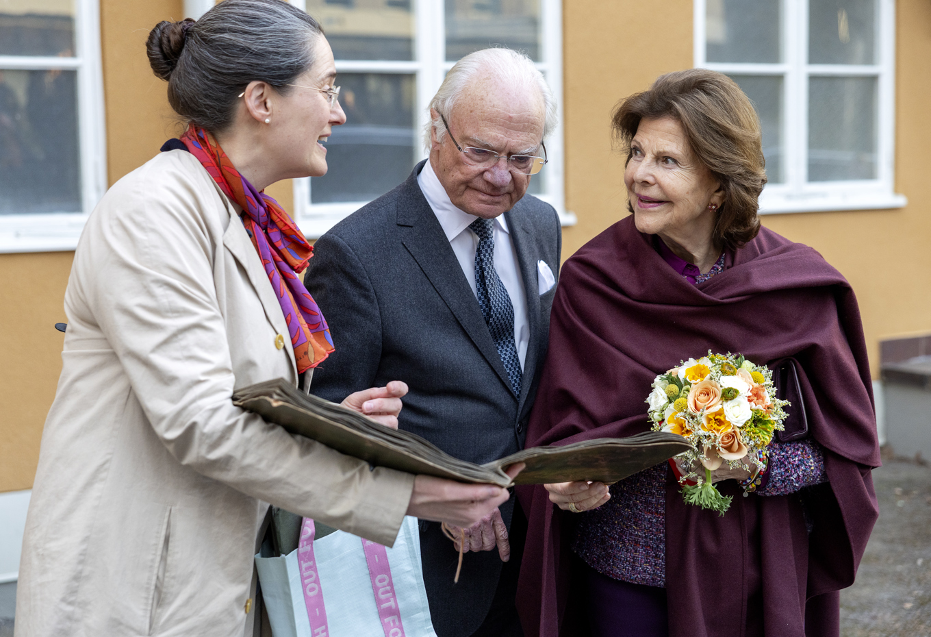 Kung Carl Gustaf och drottning Silvia i samband med ett besök i Sigtuna. Arkivbild. Foto: Stefan Jerrevång/TT