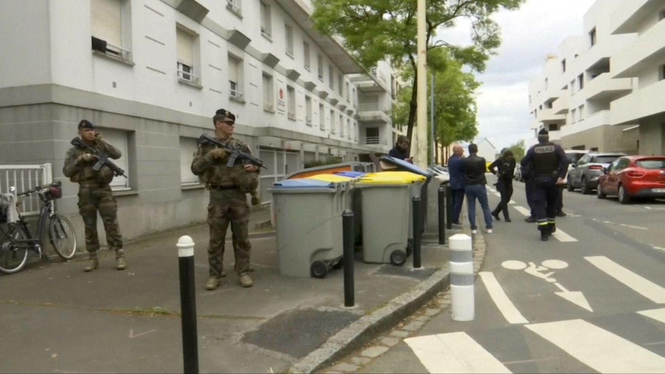 Ett stort pådrag av soldater och poliser ryckte ut i samband med knivdådet i Nantes. Foto: BFM TV via AP/TT