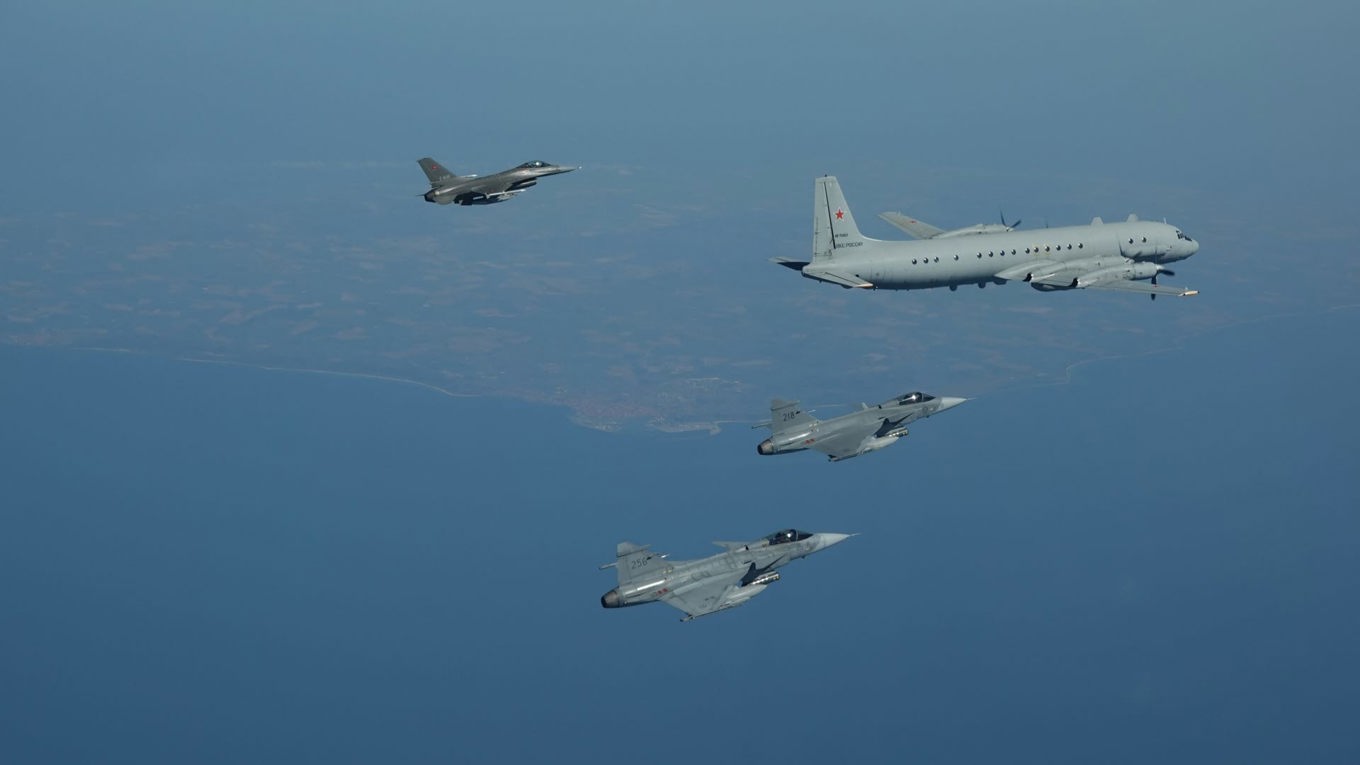 Två Jas 39 Gripen och två danska F-16 Fighting Falcon i en tidigare insats mot det ryska spionplanet av typen IL-20 Coot. Foto: Flygvapnet/TT
