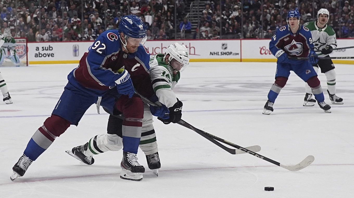 Gabriel Landeskog i duell med Dallas Colin Blackwell i natt. Foto: David Zalubowski/AP/TT