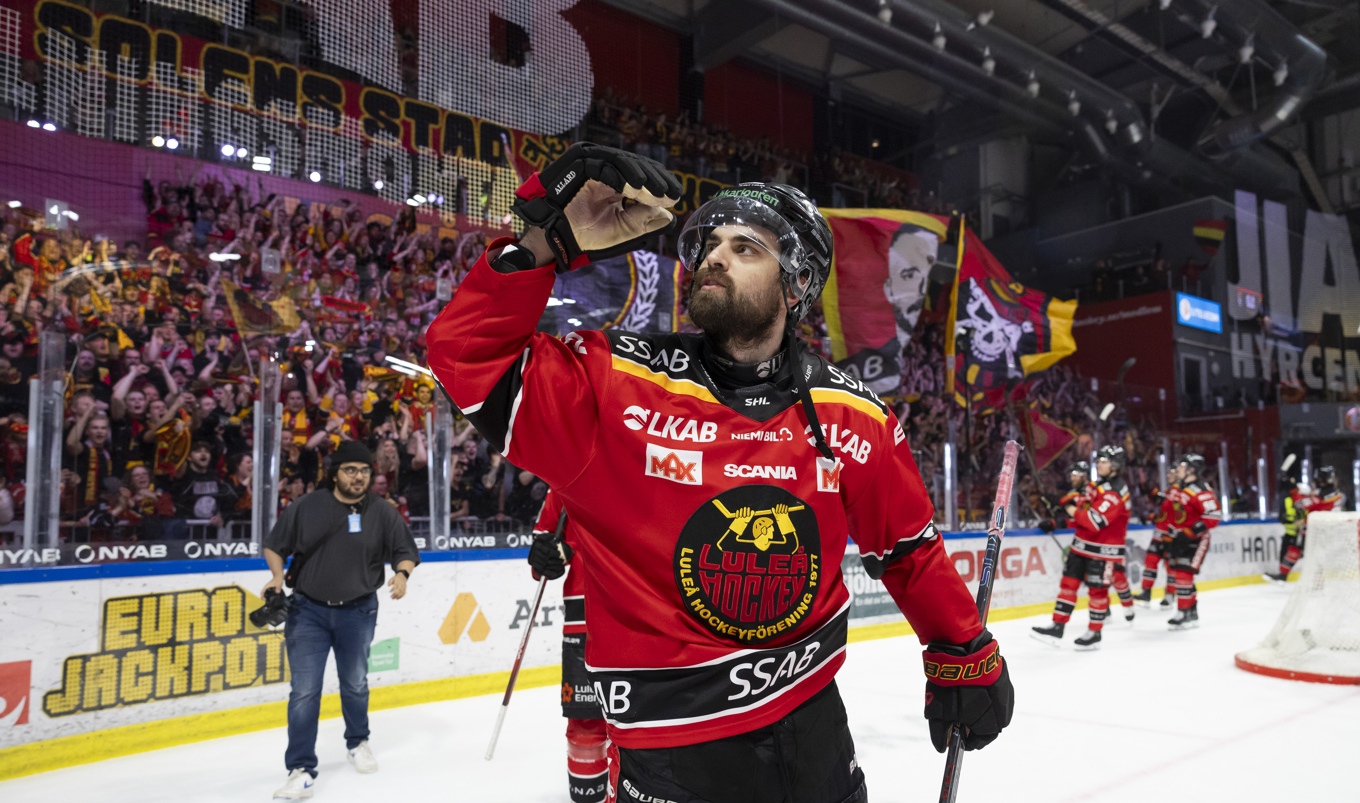 Luleås Frédéric Allard firar med publiken efter sitt hattrick i SM-finalen. Foto: Pär Bäckström/TT