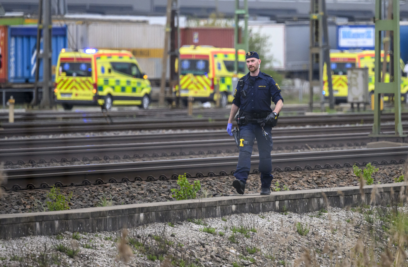 Polis och ambulans på plats på godsbangården i Malmö efter en olycka på torsdagseftermiddagen. Foto: Johan Nilsson/TT