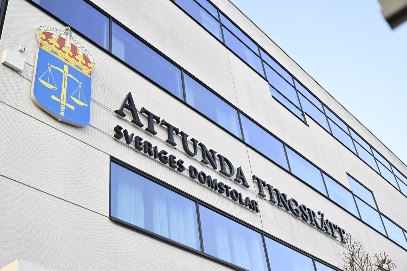 Två tonåringar greps den 24 april förra året med ett startklart skjutvapen utanför Attunda tingsrätt. Arkivbild. Foto: Henrik Montgomery/TT