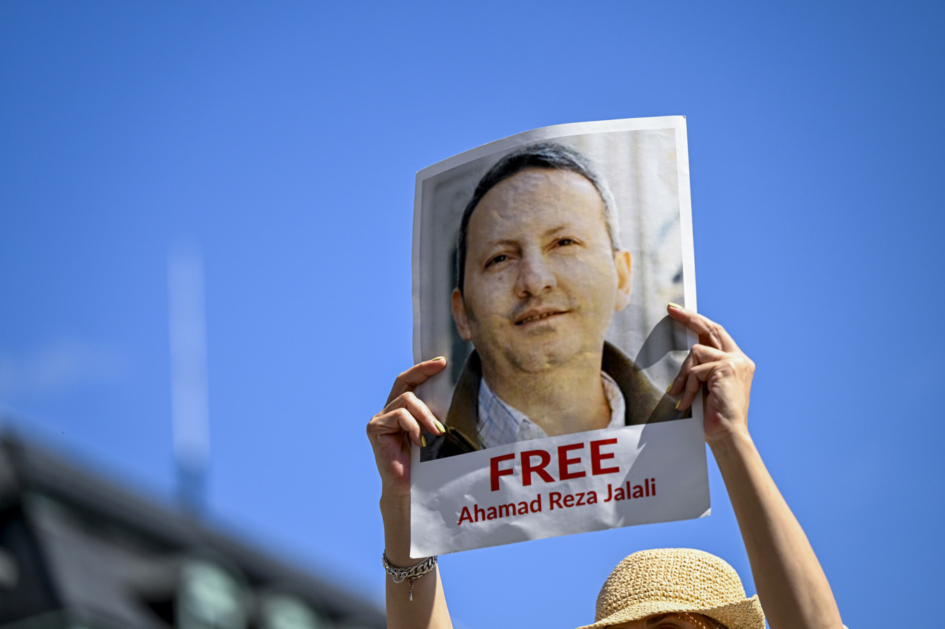 En bild på den svensk-iranske forskaren Ahmadreza Djalali hålls upp i samband med en manifestation sommaren 2024. Foto: Christine Olsson/TT