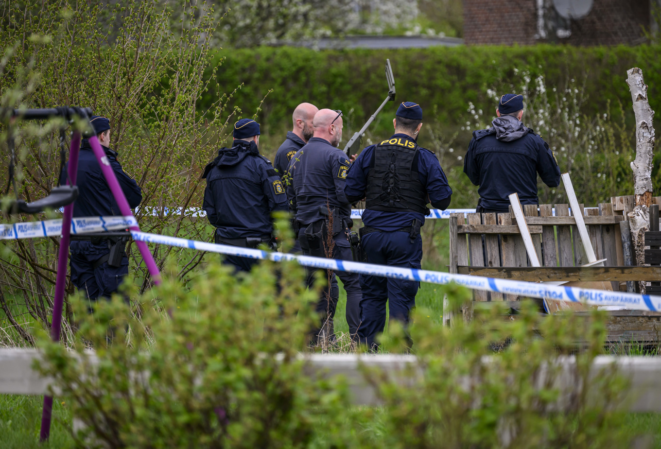 Polisens bombtekniker undersökte ett granatliknande föremål i ett koloniområde i Eslöv. Föremålet visade sig vara ofarligt. Foto: Johan Nilsson/TT