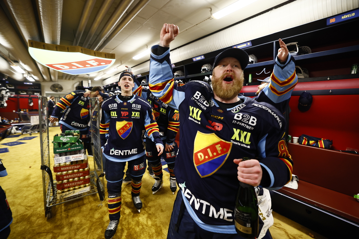 Djurgårdens matchhjälte Linus Klasen firar i omklädningsrummet efter 4–1-segern mot AIK och säkrad SHL-plats. Foto: Stefan Jerrevång/TT