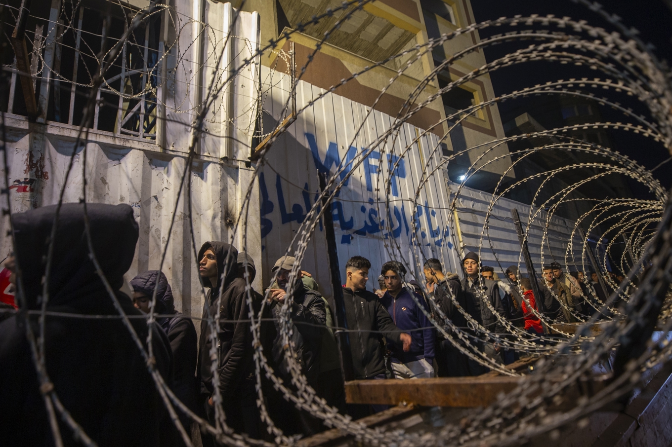 Palestinier köar vid WFP:s matutlämning i Gaza stad. Bilden togs i början av februari. Foto: Jehad Alshrafi/AP/TT