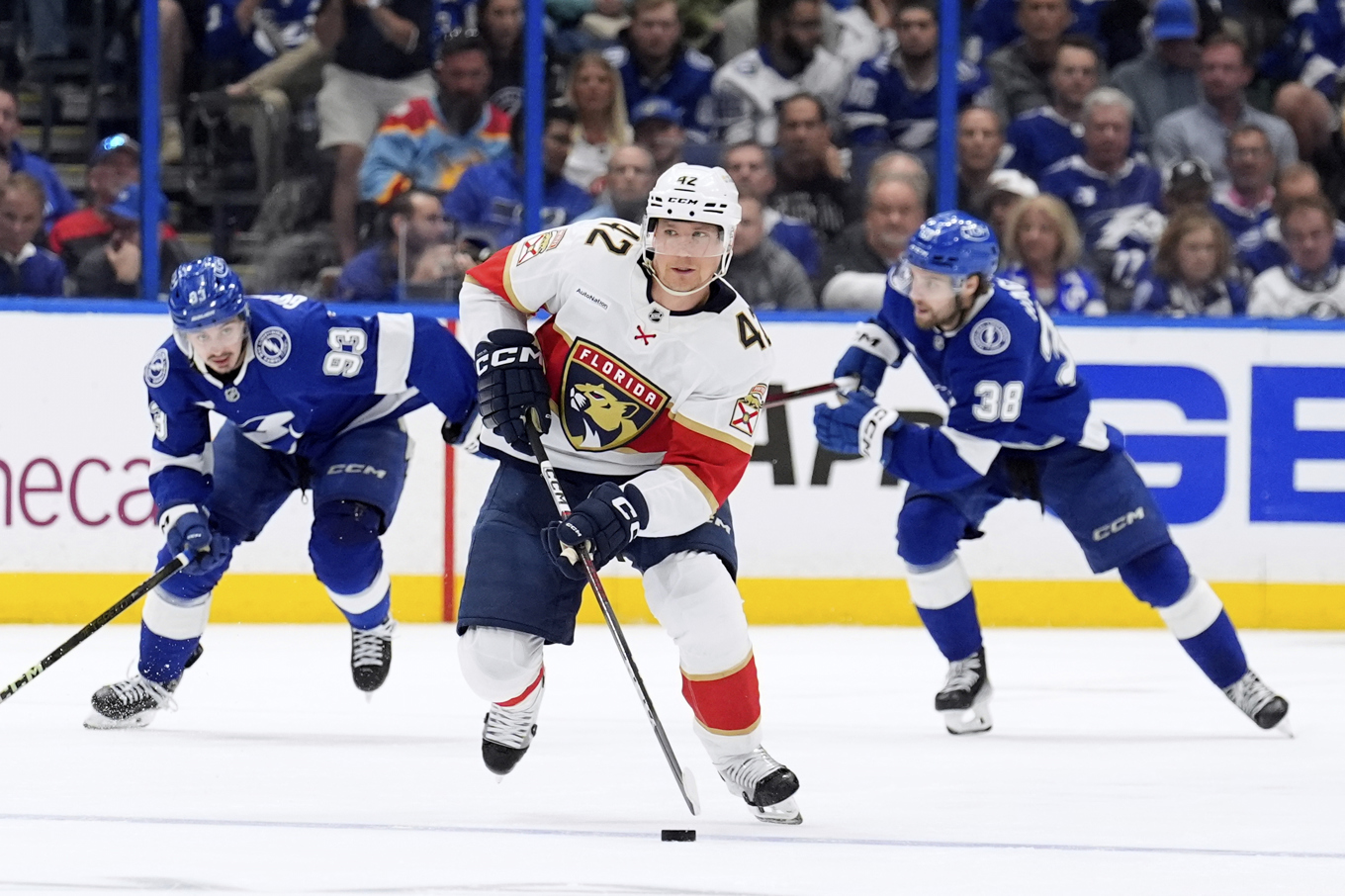 Floridas svenske försvarare Gustav Forsling under matchen mot Tampa Bay. Foto: Chris O'Meara/AP/TT