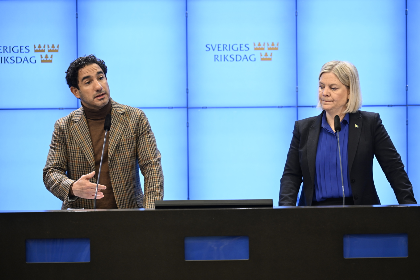 Ardalan Shekarabi (S) och Magdalena Andersson (S) vid pressträffen. Foto: Pontus Lundahl/TT