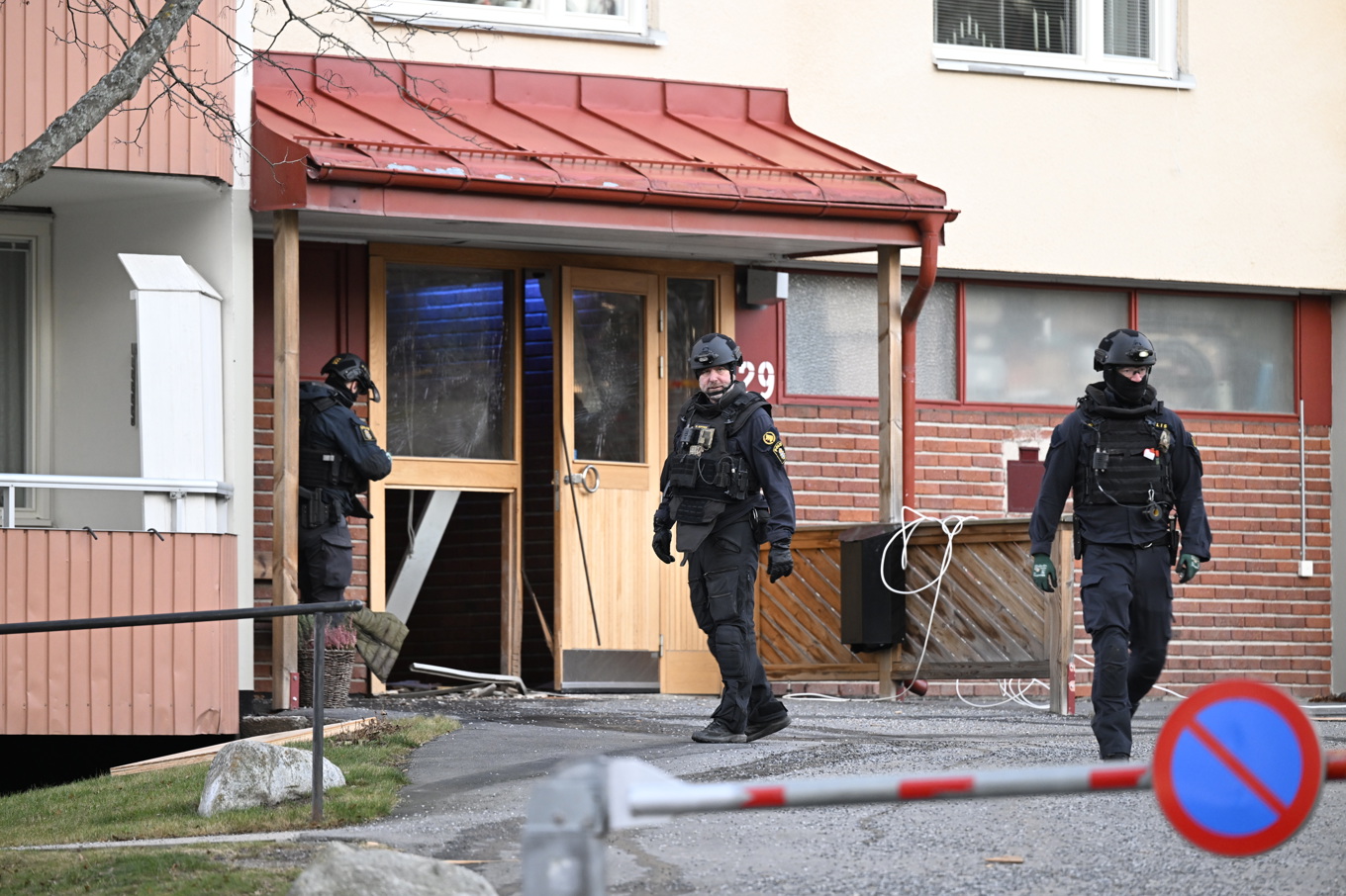 Polis utanför flerfamiljshuset där sprängningen ägde rum i december i fjol. Foto: Fredrik Sandberg/TT