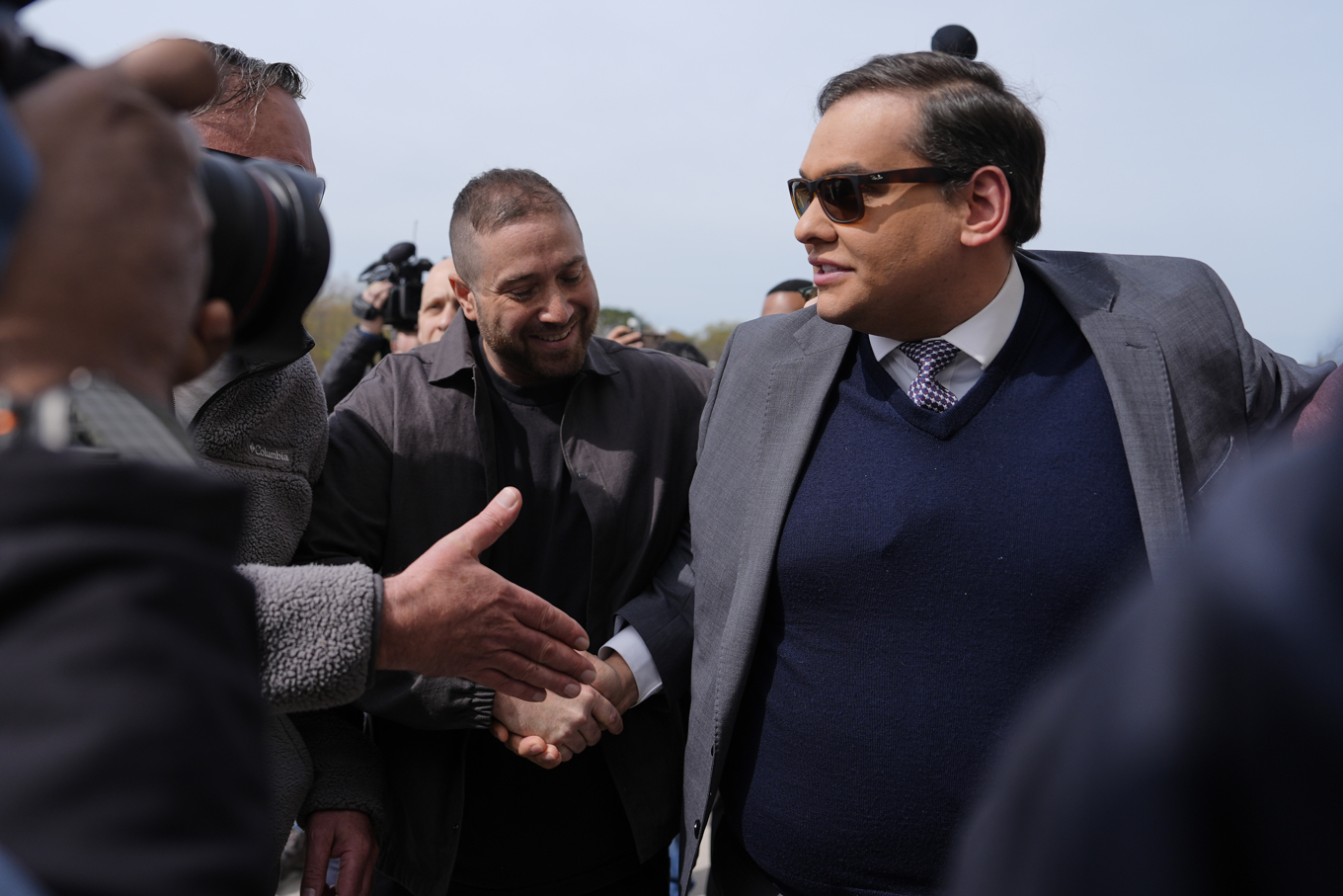 Republikanen George Santos på väg in till domstolen för att få sin dom under fredagen. Foto: Julia Demaree Nikhinson/AP/TT