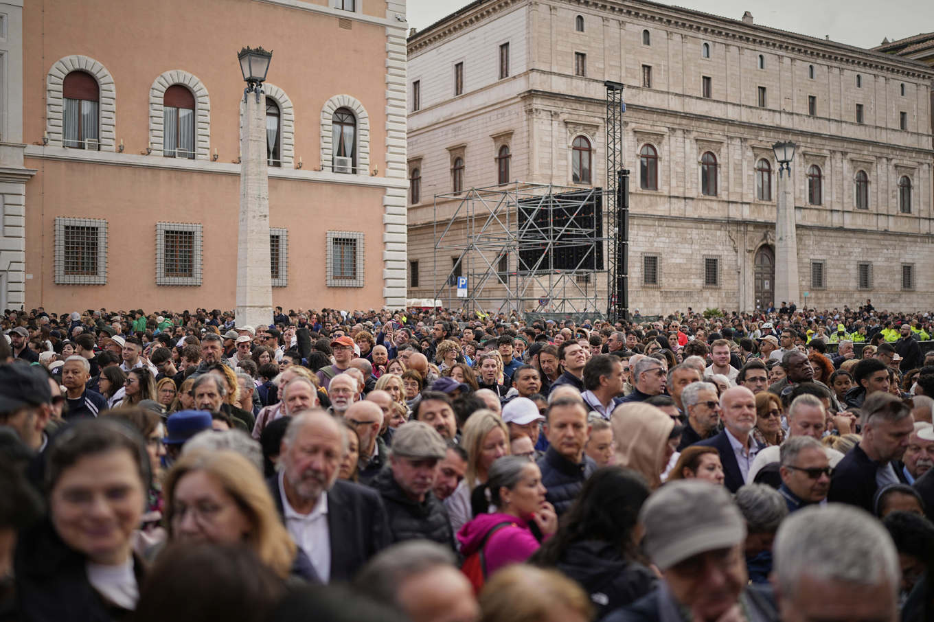 Tusentals människor samlades på fredagsmorgonen för att säga farväl till påve Franciskus. Foto: Andreea Alexandru/AP/TT