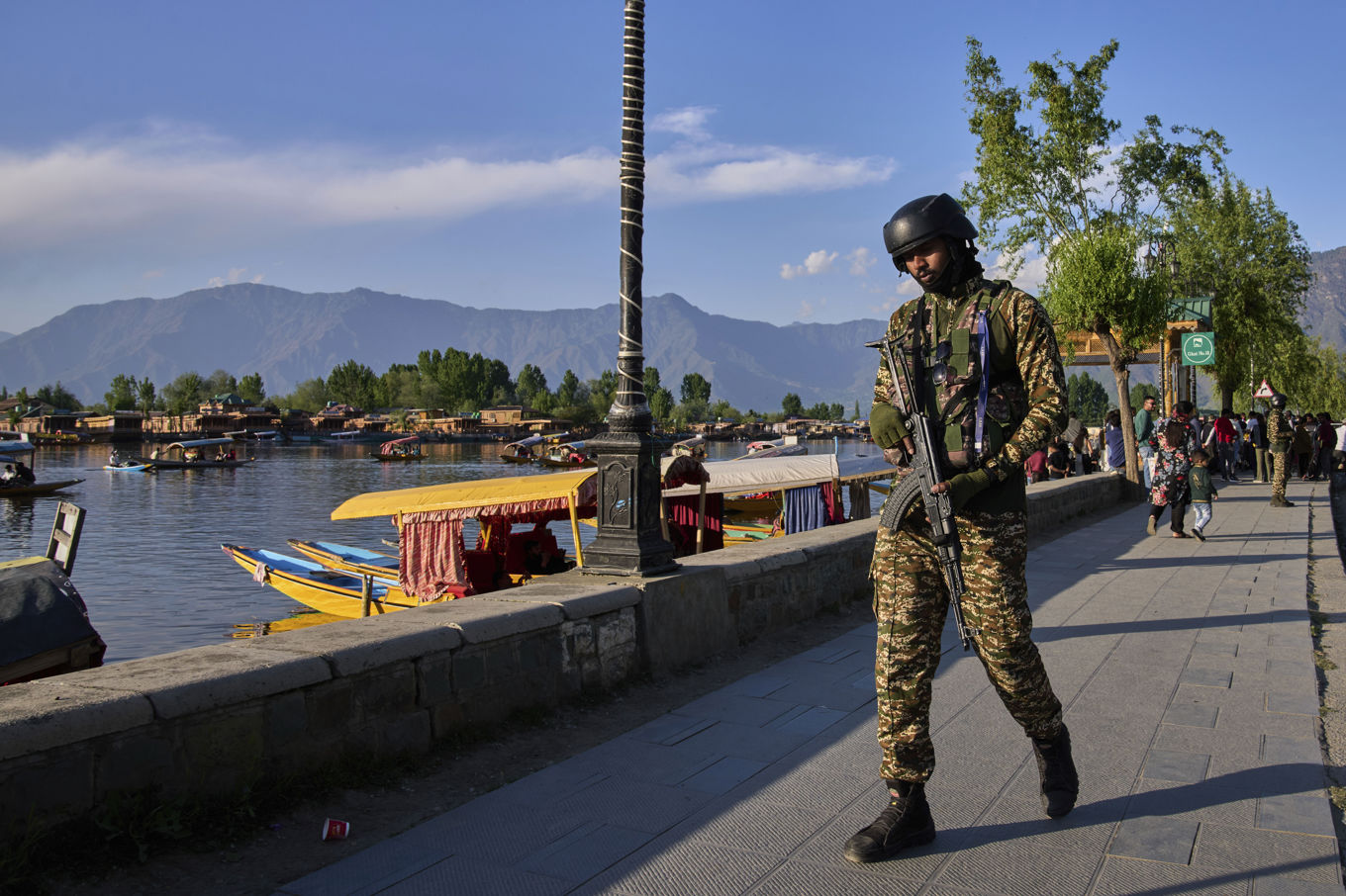 En soldat patrullerar längs med Dal-sjön i indiska Kashmir. Bilden är tagen 25 april. Foto: Dar Yasin/AP/TT