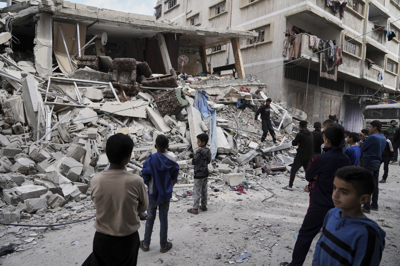 Palestinier undersöker förstörelsen efter israeliska flygangrepp mot staden Gaza under lördagen. Foto: Jehad Alshrafi/AP/TT