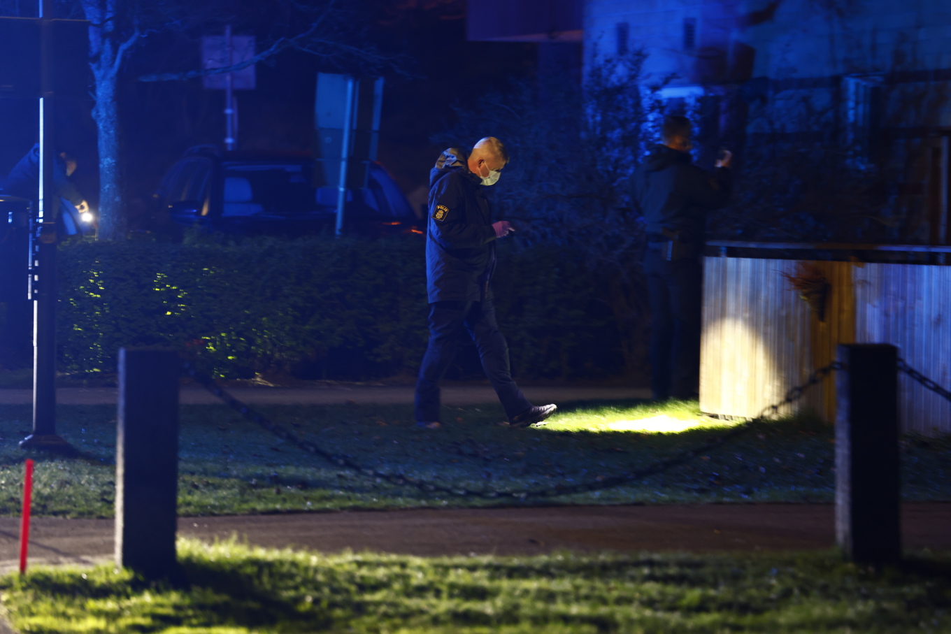 Polis arbetar på platsen. Foto: Stefan Jerrevång/TT