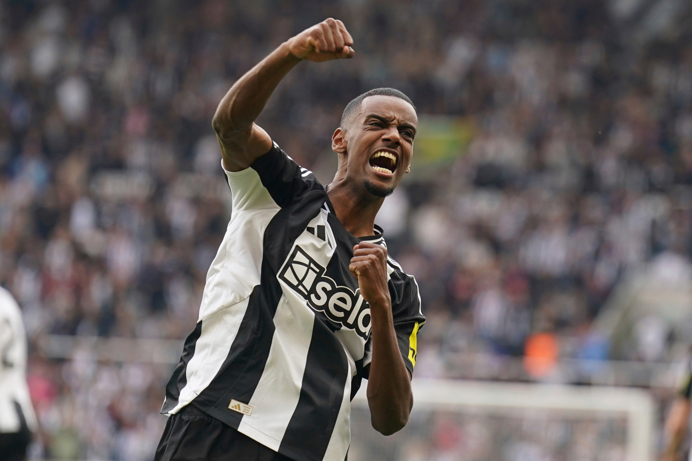 Alexander Isak gjorde sitt 22:a ligamål för säsongen. Foto: Owen Humphreys/AP/TT