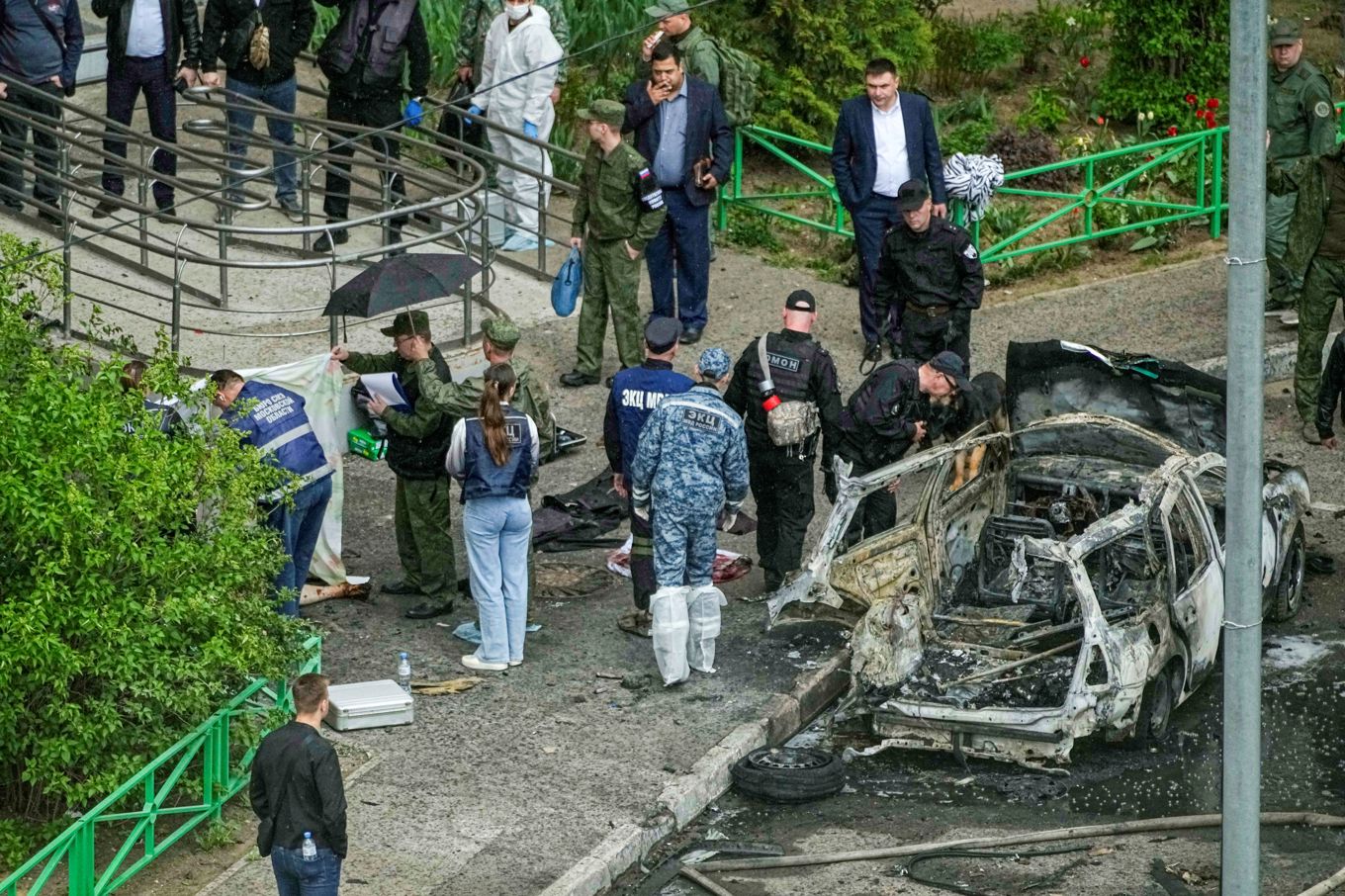 Utredare på platsen utanför Moskva där en högt uppsatt general dödades av en bilbomb på fredagen. Foto: AP/TT