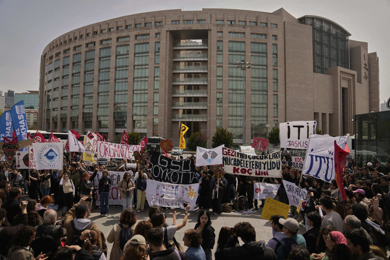 Demonstrationer utanför en domstol i Istanbul, med krav på borgmästarens frigivning. Arkivbild. Foto: Khalil Hamra/AP/TT