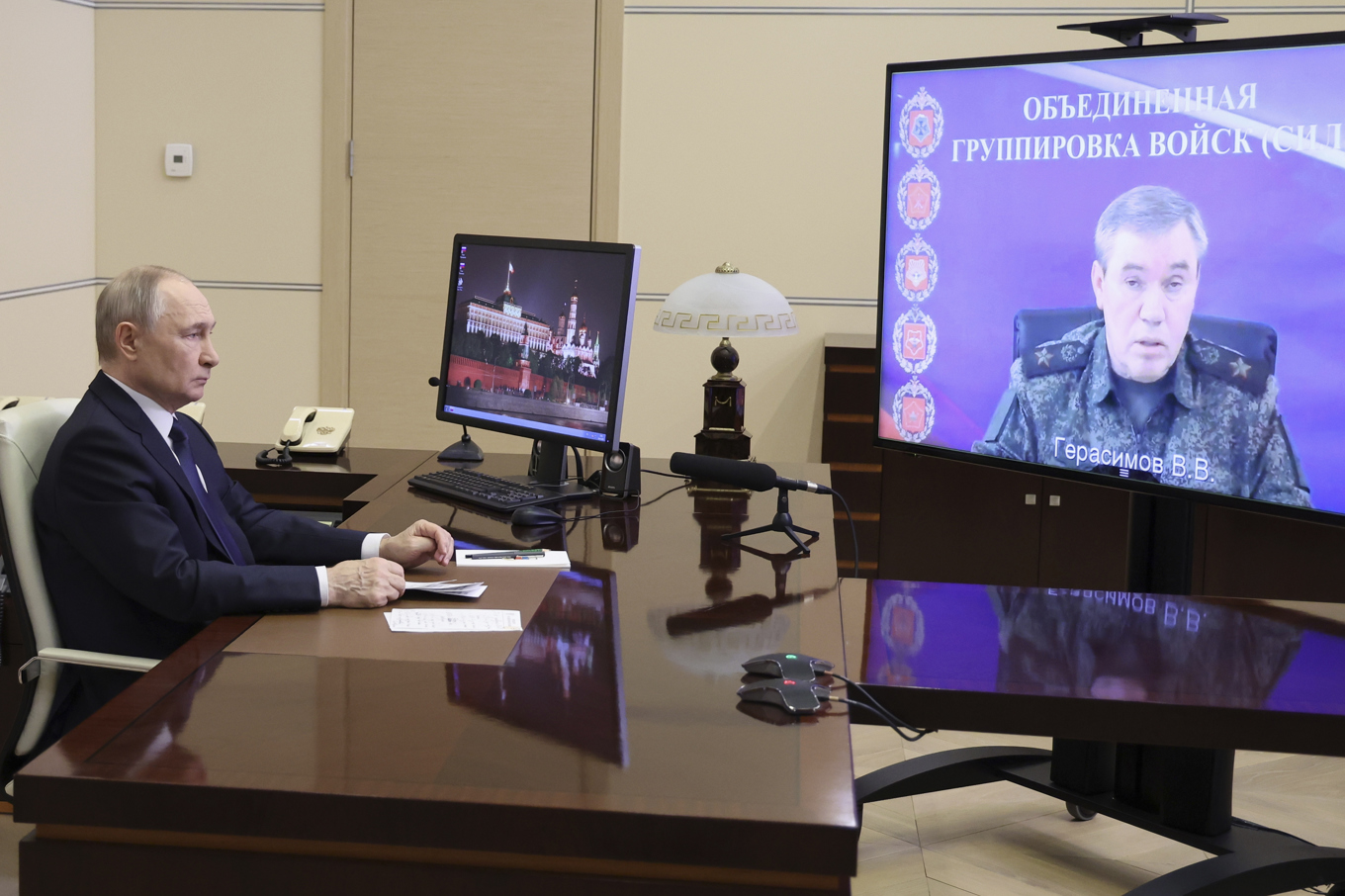 Rysslands president Vladimir Putin i videosamtal med arméchefen Valerij Gerasimov. Foto: Alexander Kazakov via AP/TT