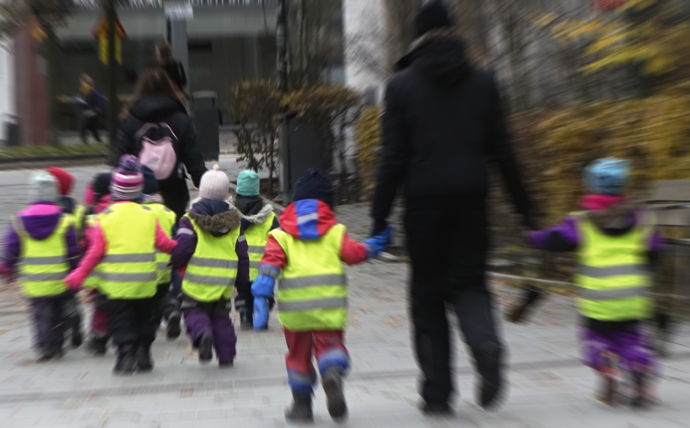 En pojke i Umeå dog efter att ha fastnat med förskolans reflexväst i en rutschkana. Enligt Aftonbladet ska flera brister ha funnits på förskolan. Arkivbild. Foto: Hasse Holmberg/TT