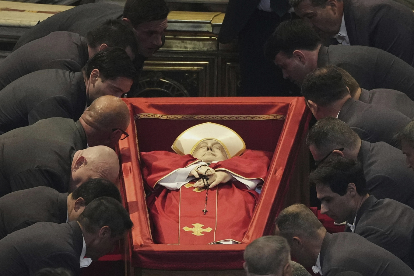 Påve Franciskus i sin öppna kista i Peterskyrkan i Vatikanen. När kyrkan stängde på fredagen hade runt 250 000 människor varit där för att ta avsked. Foto: Andrew Medichini/AP/TT