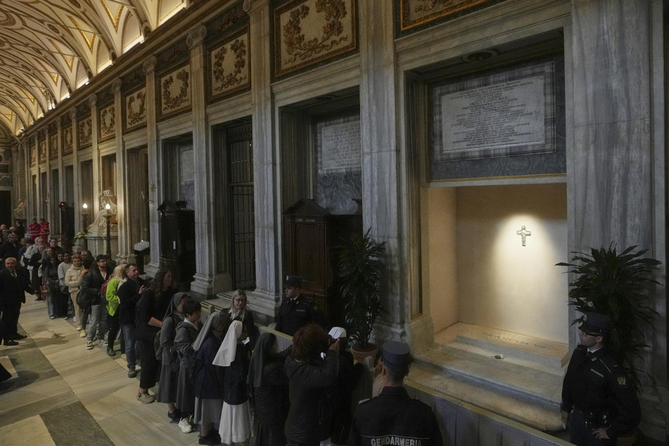 Sörjande människor köar för att få en glimt av påve Franciskus grav inne i Santa Maria Maggiore-kyrkan i Rom. Foto: Alessandra Tarantino/AP/TT