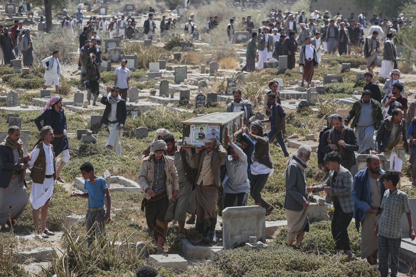 Offer för tidigare amerikanska flygattacker mot Huthirörelsen i Jemen begravs på en flygpltas i Sanaa. Bilden togs i mitten av veckan. Foto: Osamah Abdulrahman/AP/TT