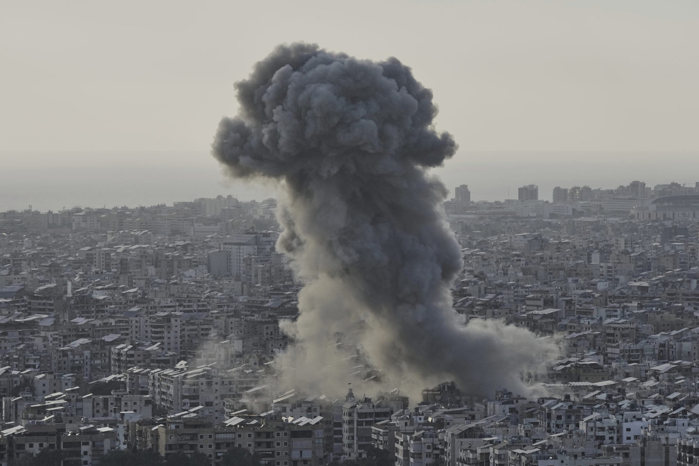 Rök stiger mot himlen efter att Israel utfört ett luftangrepp i tätbefolkade södra Beirut på söndagen. Foto: Bilal Hussein/AP/TT