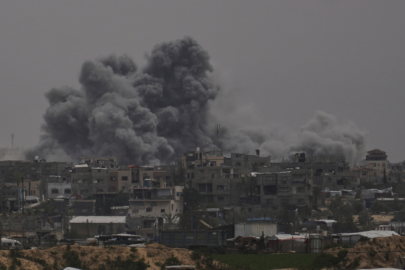 Rök stiger mot himlen efter en israelisk attack i Khan Yunis i södra Gaza den 24 i torsdags. Foto: Abdel Kareem Hana/AP/TT