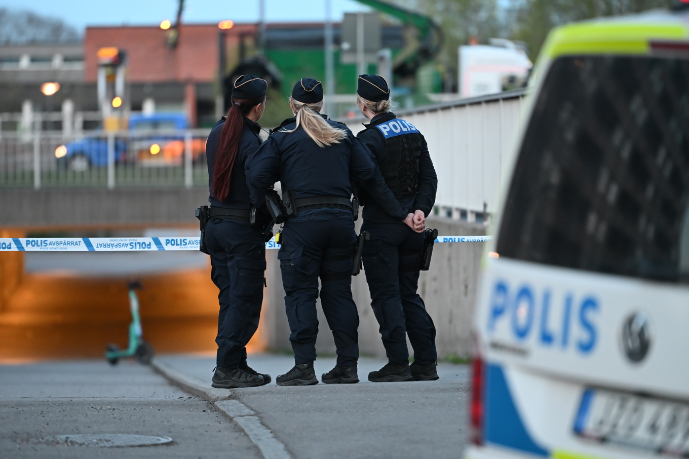 Polis på plats i Årby i Eskilstuna efter dödskjutningen. Foto: Pontus Stenberg/TT