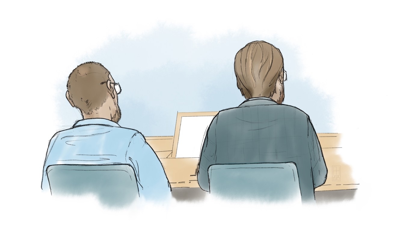 Jonas Falk (till vänster) och försvarsadvokat Tobias Enochson (till höger) i säkerhetssalen Stockholms tingsrätt. Foto: Anders Humlebo/TT