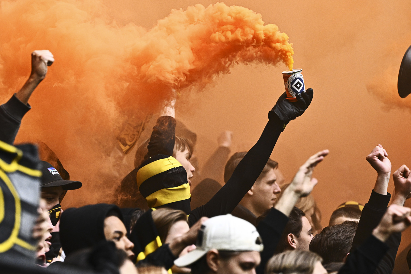 AIK-supportrar under en allsvensk match mot IFK Norrköping. Arkivbild. Foto: Claudio Bresciani/TT