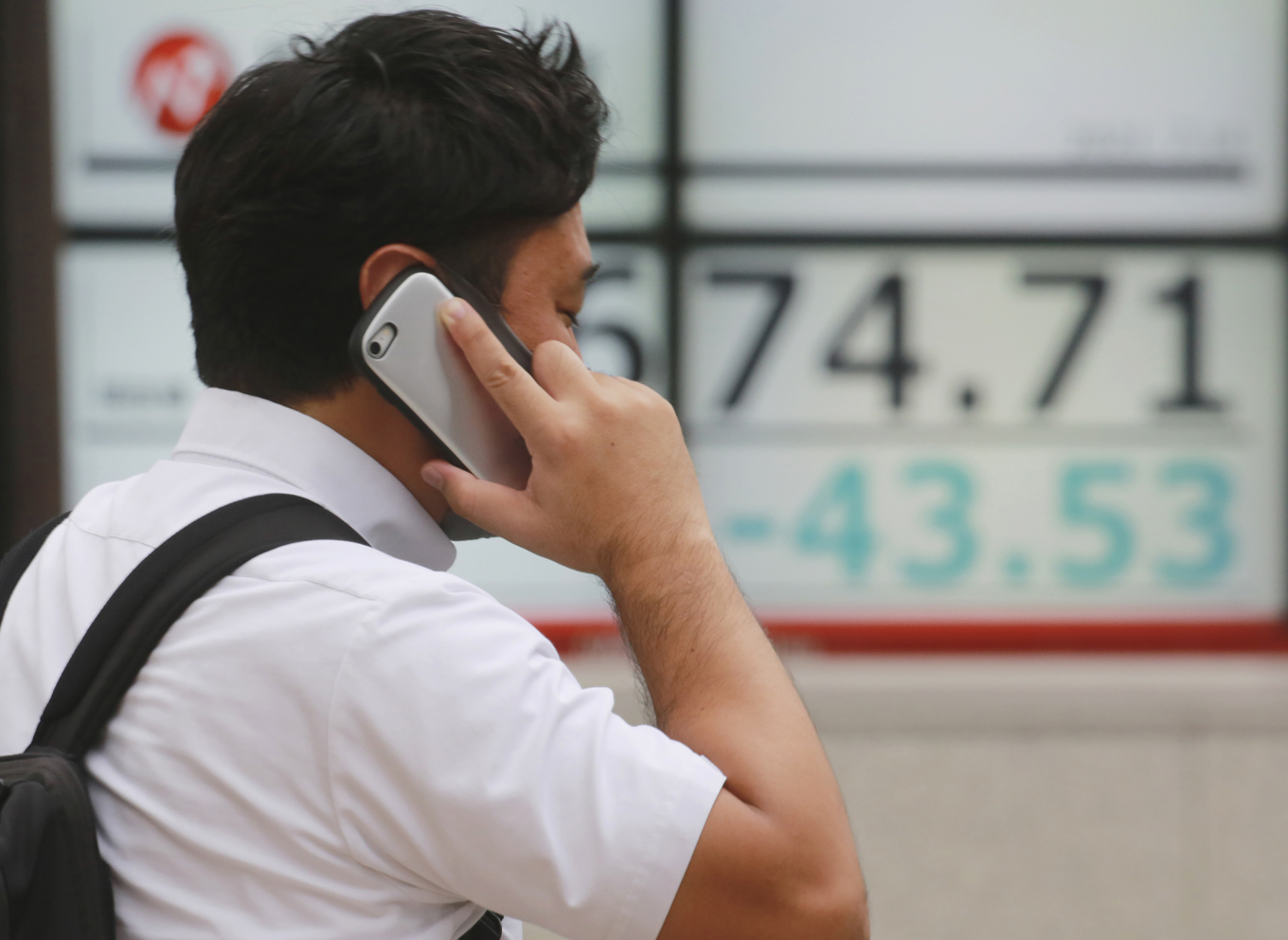 Från och med augusti i år förbjuds personer över 65 år att prata i telefon vid bankomater i Osaka. Arkivbild. Foto: Koji Sasahara/AP/TT