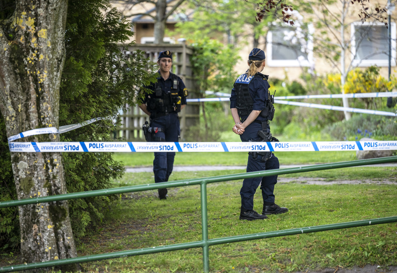 Polis och avspärrningar vid ett flerfamiljshus i Malmö efter att ett barn under fem år fallit från en lägenhet på fjärde våningen. Foto: Johan Nilsson/TT