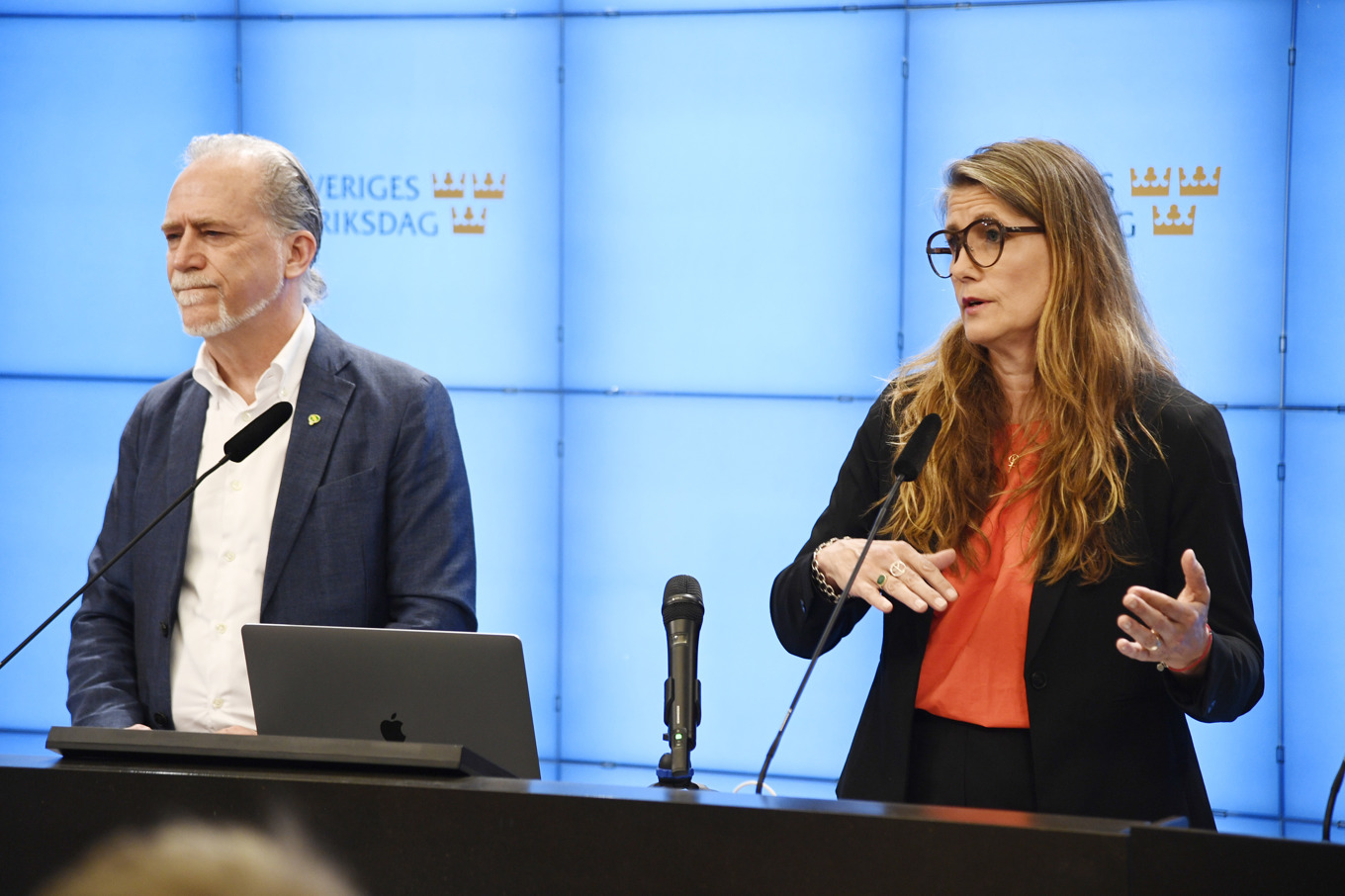 Miljöpartiets språkrör Daniel Helldén och ekonomiskpolitiska talespersonen Janine Alm Ericson presenterar partiets förslag till vårbudget vid en pressträff. Foto: Lars Schröder/TT
