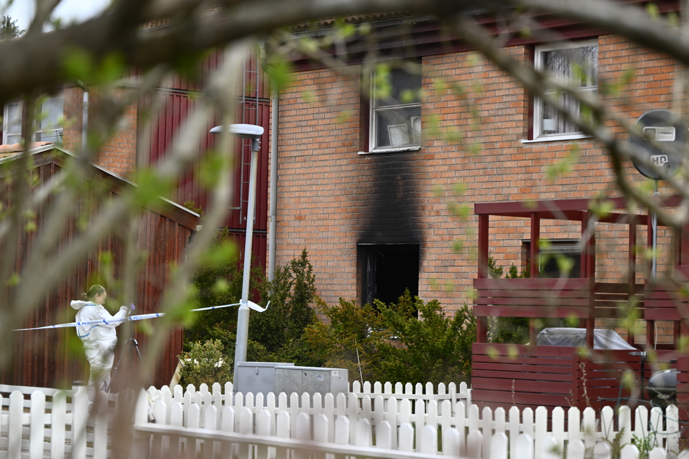 Polisens tekniker på plats efter att mamma och barn är svårt skadade vid explosion i ett radhus i Tumba, söder om Stockholm natten till måndagen. Foto: Anders Wiklund/TT