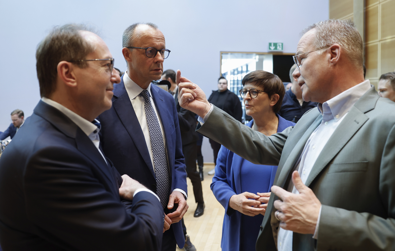 Tyska regeringsbildare, från vänster: CSU:s gruppledare Alexander Dobrindt, CDU-ledaren Friedrich Merz, SPD-ledaren Saskia Esken och SPD:s partisekreterare Matthias Miersch. Bilden togs den 28 mars. Foto: Odd Andersen/poolfoto via AP/TT