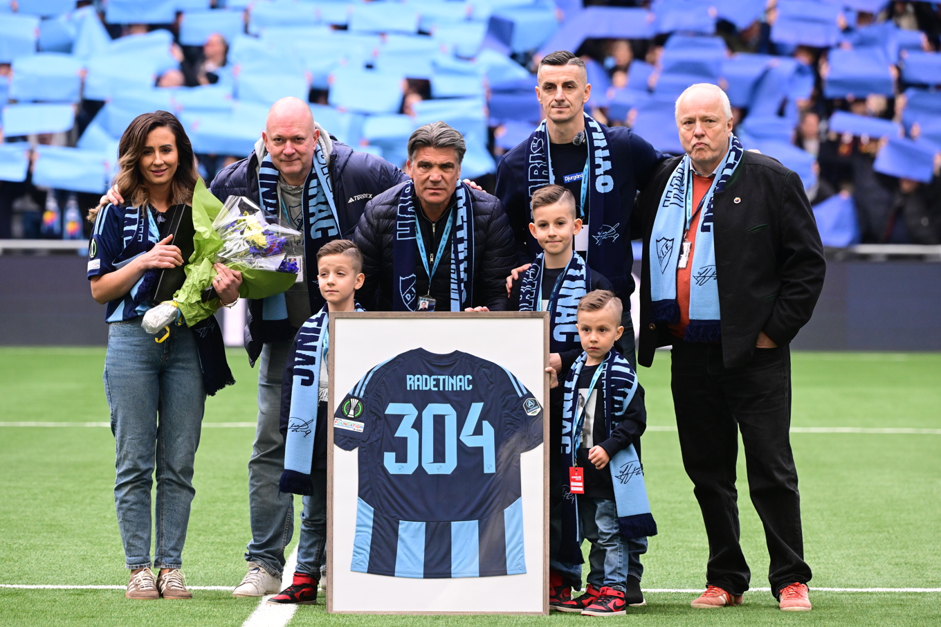 Djurgårdens ordförande Lars-Erik Sjöberg (till höger) när spelaren Haris Radetinac tackades av efter sina år i klubben i slutet av mars. Foto: Jonas Ekströmer/TT