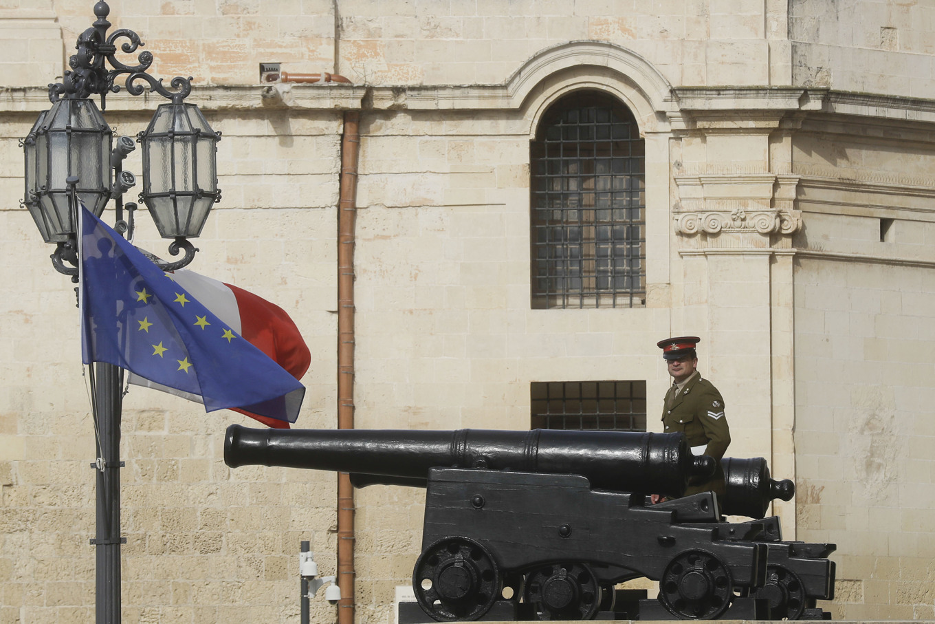 EU:s och Maltas flaggor vajar framför premiärministerkontoret i Valletta inför ett EU-möte 2017. Arkivfoto. Foto: Gregorio Borgia/AP/TT