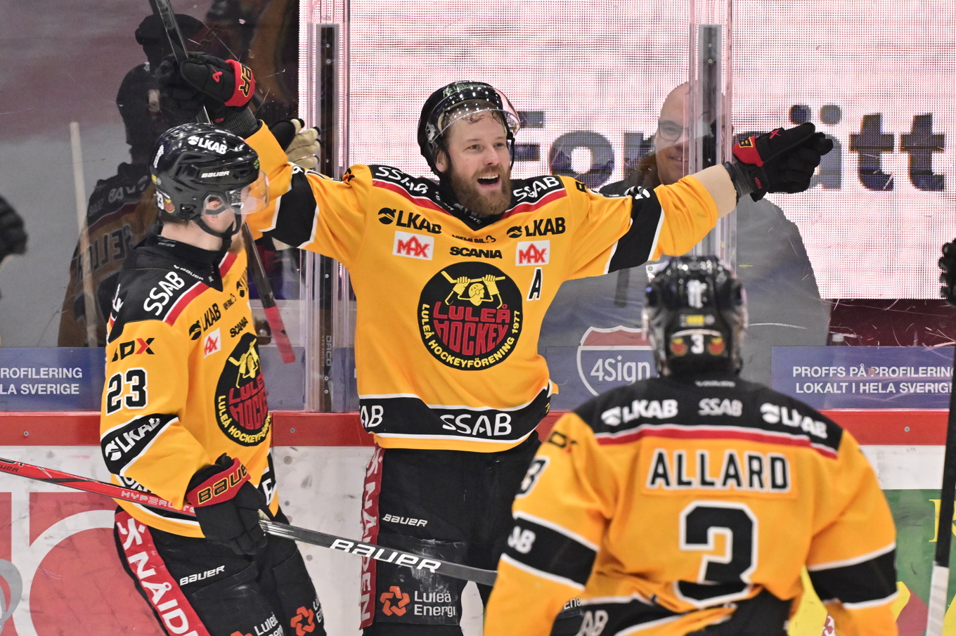 Linus Omark jublar över mål och guldläge i SM-finalserien mot Brynäs. Foto: Jonas Ekströmer/TT