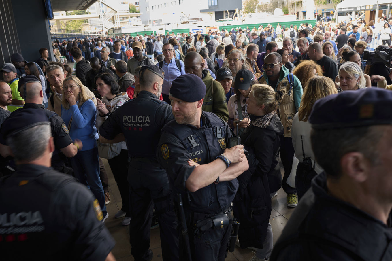 Folkmassor bildades vid flera tågstationer i Spanien under måndagen, bland annat här i Barcelona. Foto: Emilio Morenatti/AP/TT