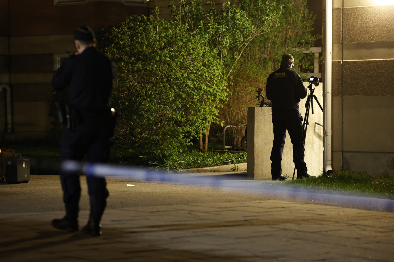 Polis arbetar på plats natten mot tisdag efter en explosion vid ett flerfamiljshus i Hägernäs i Täby. Foto: Fredrik Persson/TT