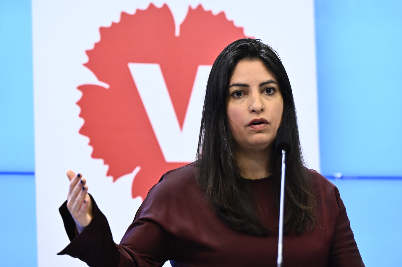 Vänsterpartiets partiledare Nooshi Dadgostar (V) presenterar partiets vårbudget, under en pressträff på tisdagen. Foto: Christine Olsson/TT