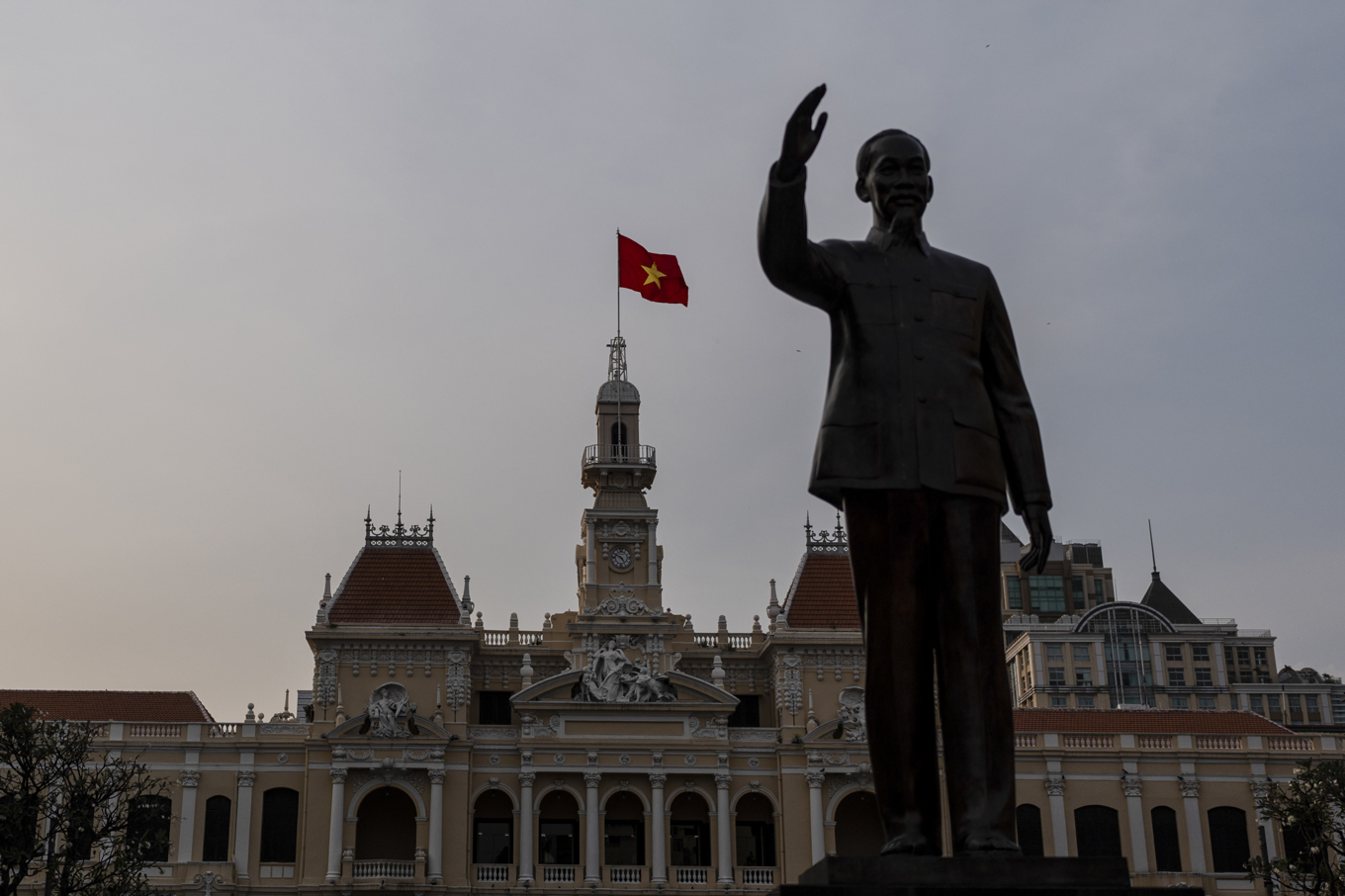Vietnams styre ska släppa tusentals fångar för att högtidlighålla 50-årsdagen av den kommunistiska segern i Vietnamkriget. Här ses en staty av Ho Chi Minh framför stadshuset i staden som bär hans namn. Arkivbild. Foto: Jae C. Hong/AP/TT