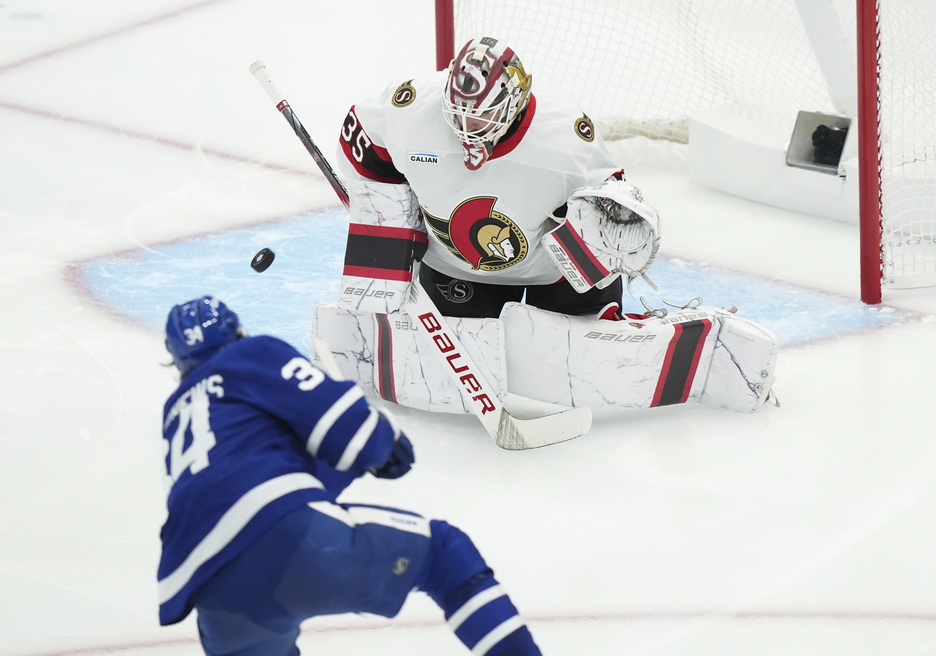 Linus Ullmark agerade vägg när han nollade Toronto på bortais natten mot onsdag. Foto: Nathan Denette/AP/TT