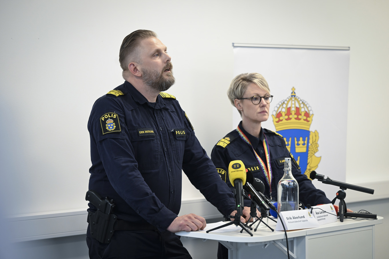Erik Åkerlund, polisområdeschef Uppsala och Åsa Larsson, lokalpolisområdeschef Uppsala och Knivsta under pressträffen. Foto: Fredrik Sandberg/TT